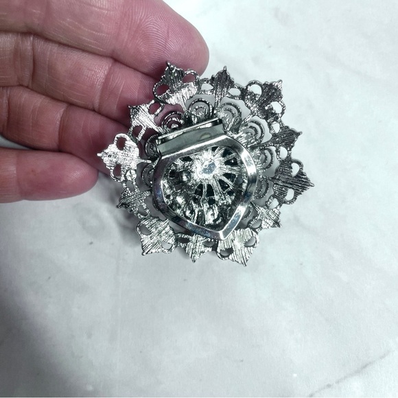 Elegant Blue Rhinestone Floral Filigree Scarf Clip 2 1/4" Diameter Vintage - Picture 6 of 7